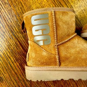 Ugg minis with logo size 6